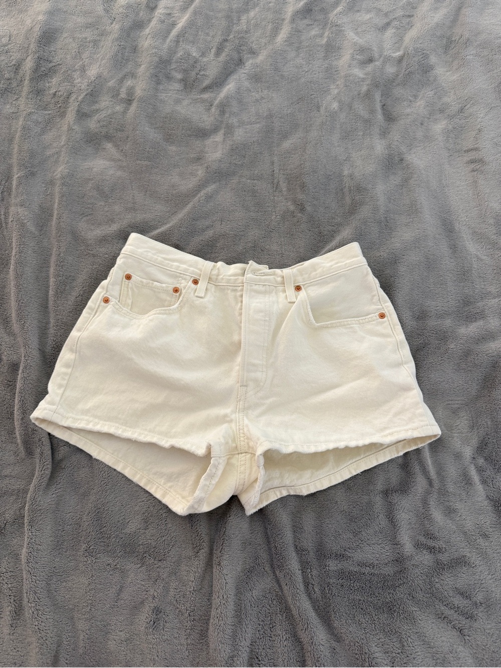 Women's Levi High-Rise Cream Denim Shorts - Size 30 Waist - Picture 4 of 8